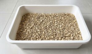 白いトレイに入ったビカクシダ用の無機質配合土。赤玉土、鹿沼土、軽石などで微塵抜きを行いブレンドした状態。